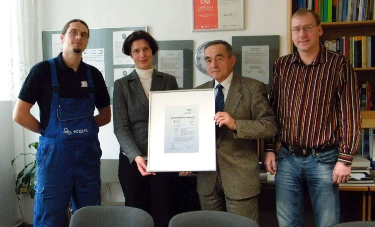 Urkundenübergabe durch B. Genest (SID) an  M. Kraegen, S. Tafertshofer und E. Scharf (v. l.)