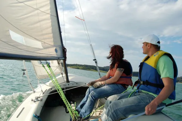 Bild: Segeln und Englisch lernen am Allgäuer Forggensee