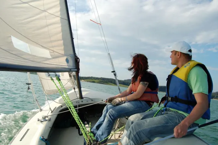 Bild: Segeln und Englisch lernen am Allgäuer Forggensee