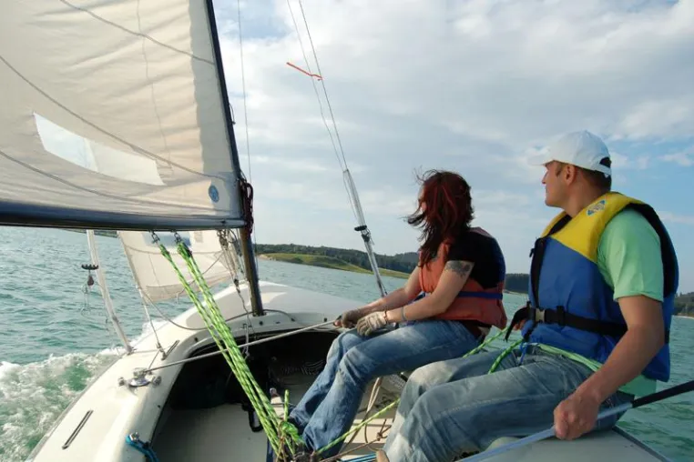Bild: Segeln und Englisch lernen am Allgäuer Forggensee