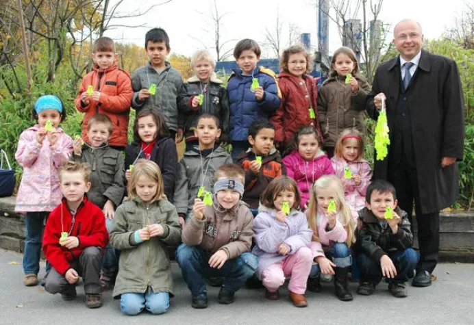 Bild: KÖTTER Services stiftet 4.000 Reflektoren für Verkehrssicherheit