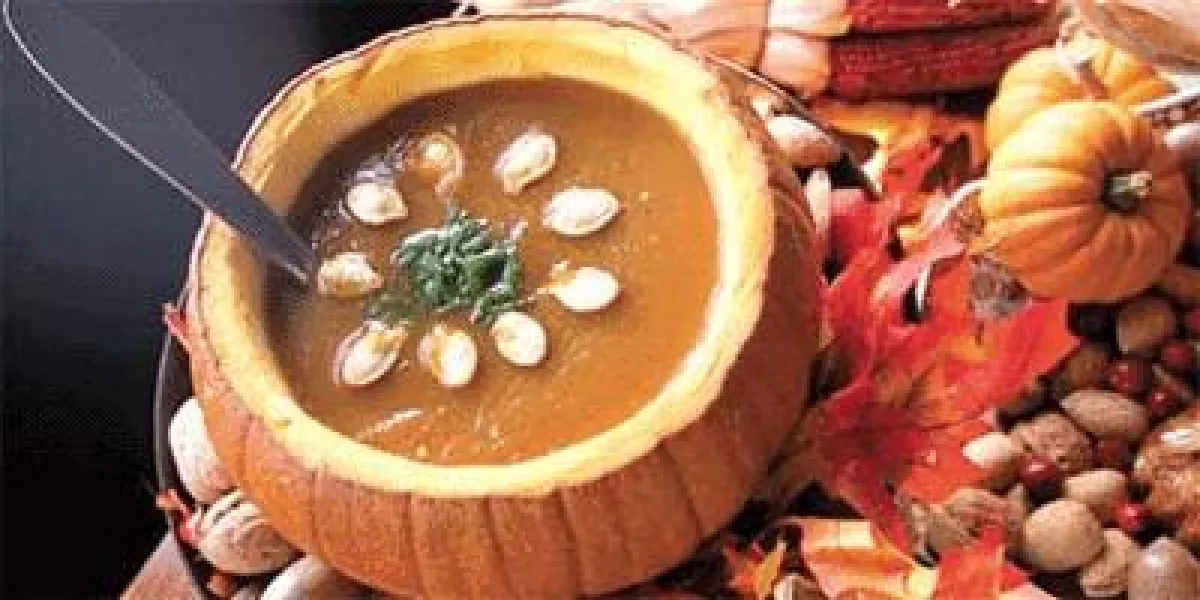 Kürbissuppe mit gerösteten Kürbiskernen