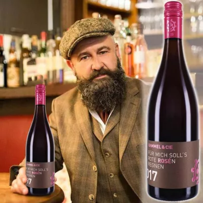 Bild: Kultwinzer Christoph Hammel aus der Pfalz präsentiert seinen neuen Roséwein.