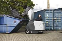 Bild: Nilfisk Großkehrmaschine SR 1601 jetzt auch als Benzin-, Batterie- und Flüssiggasversionen verfügbar