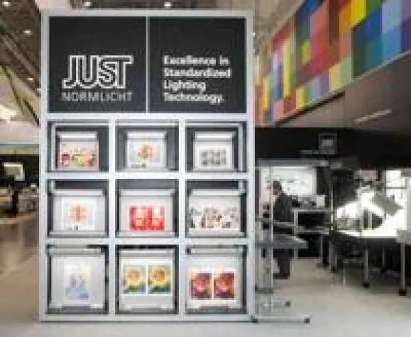Bild: Just Normlichts standardisierte Lichtsysteme erfolgreich im drupa-Einsatz