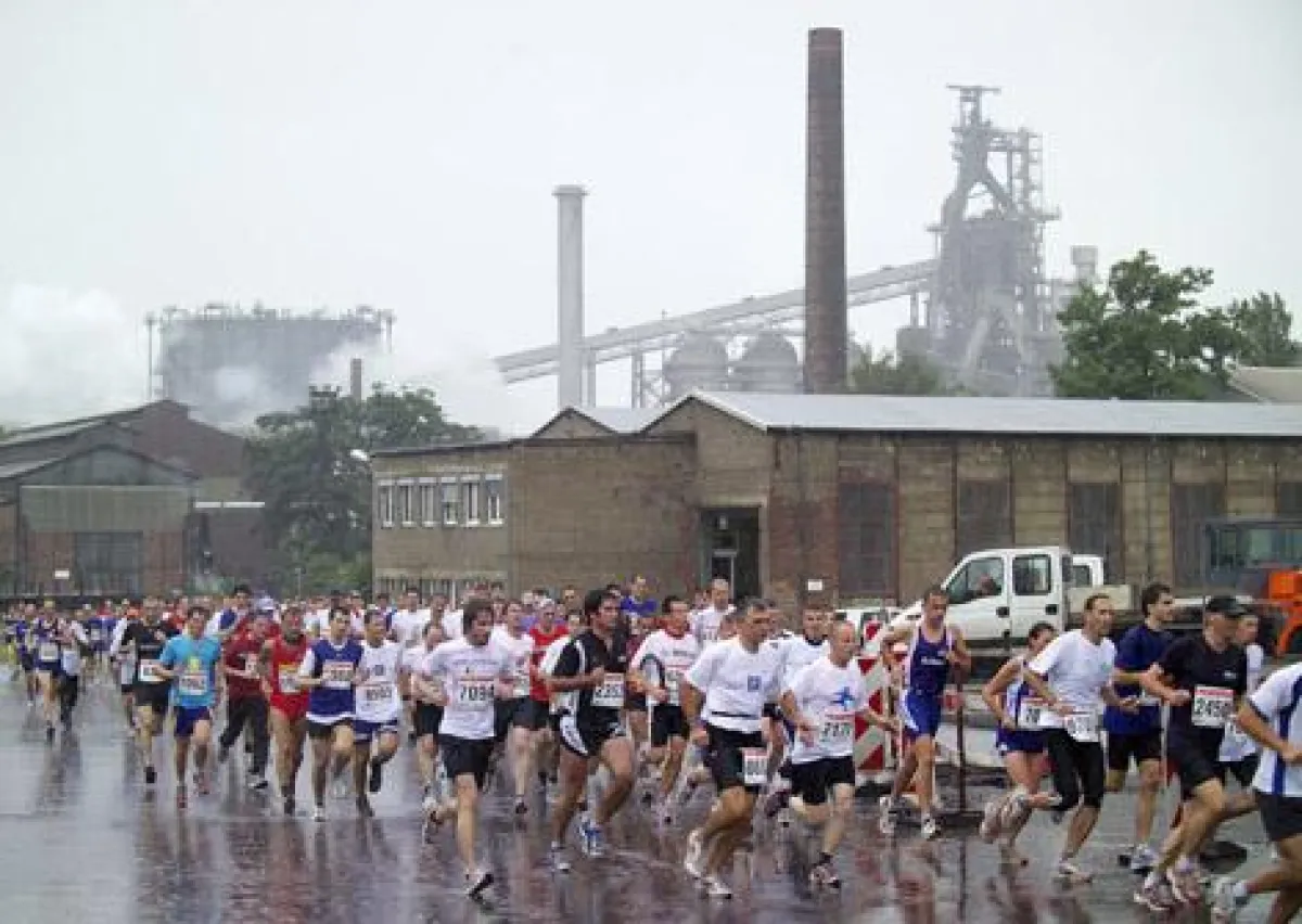 Insgesamt 8.500 Läuferinnen und Läufern aus 691 Unternehmen den 3. WOCHENSPIEGEL Firmenlauf Saarland zu einem kilometerlangen Volksfest