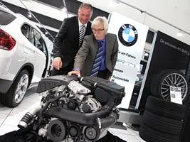 Bild: BMW übergibt neue Motoren für die Lehre