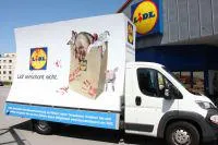 Bild: Plakatwagen zum Thema Massentierhaltung kommt am 21.10. nach Aachen: "LIDL verschont nicht"