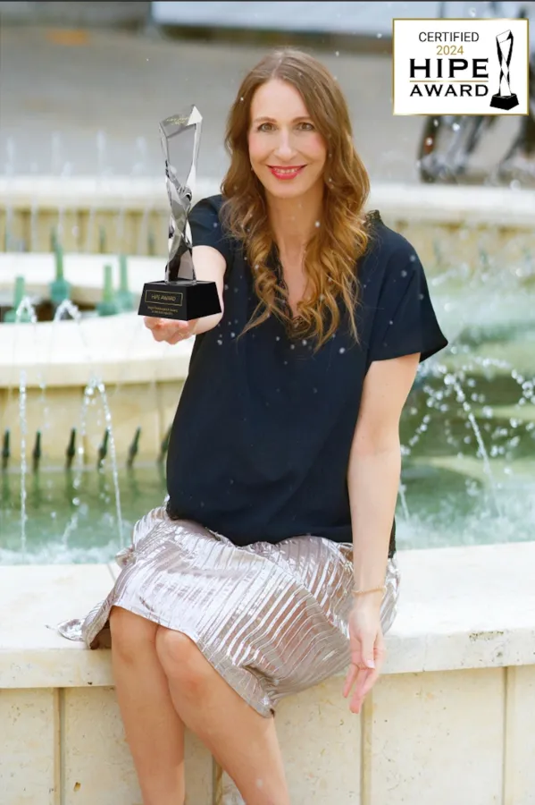 Eva Güthe (er) hält den Hipe Award (© Eva Güthe)