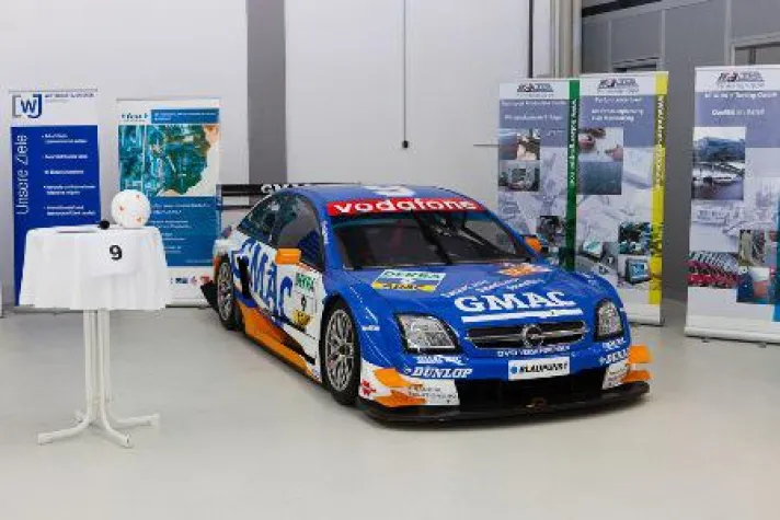 Bild: Speednetworking zwischen Rennsport-Autos: Formel-1 Knowhow für Unternehmen und Wissenschaftler