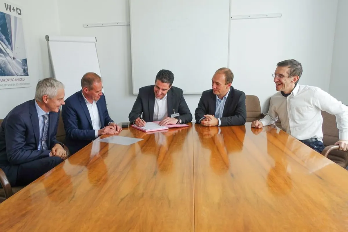Foto v. li: Marc Sears (Heritage Envelopes Ltd.), Thorsten Jost (W+D), Thomas Schwarz (MKN), Frank E