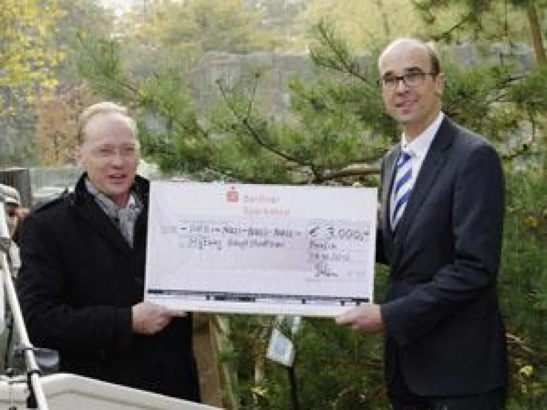 Symbolische Übergabe des Spendenschecks an den Vorsitzenden des Vereins Freunde des Hauptstadtzoos T