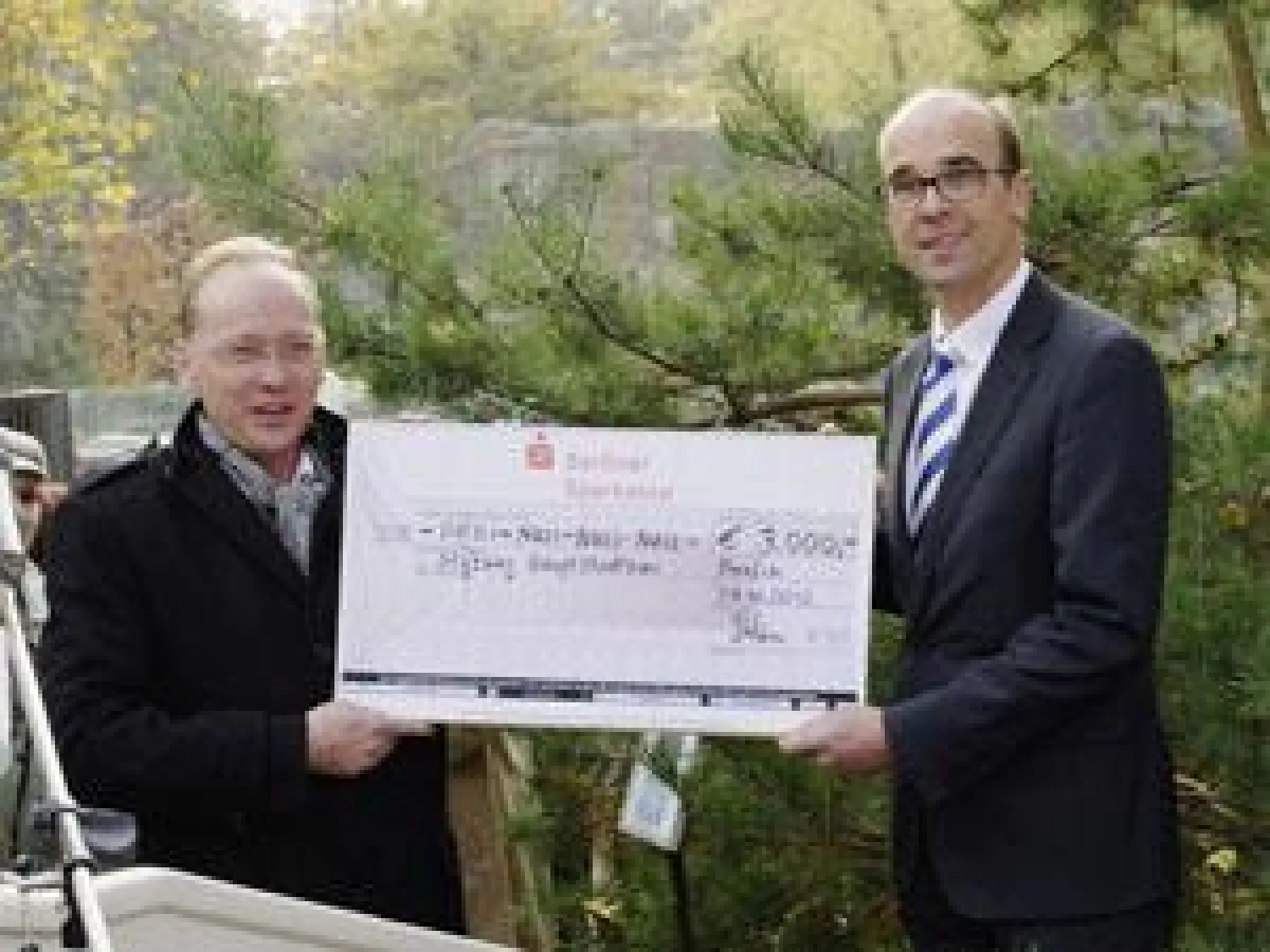 Symbolische Übergabe des Spendenschecks an den Vorsitzenden des Vereins Freunde des Hauptstadtzoos T