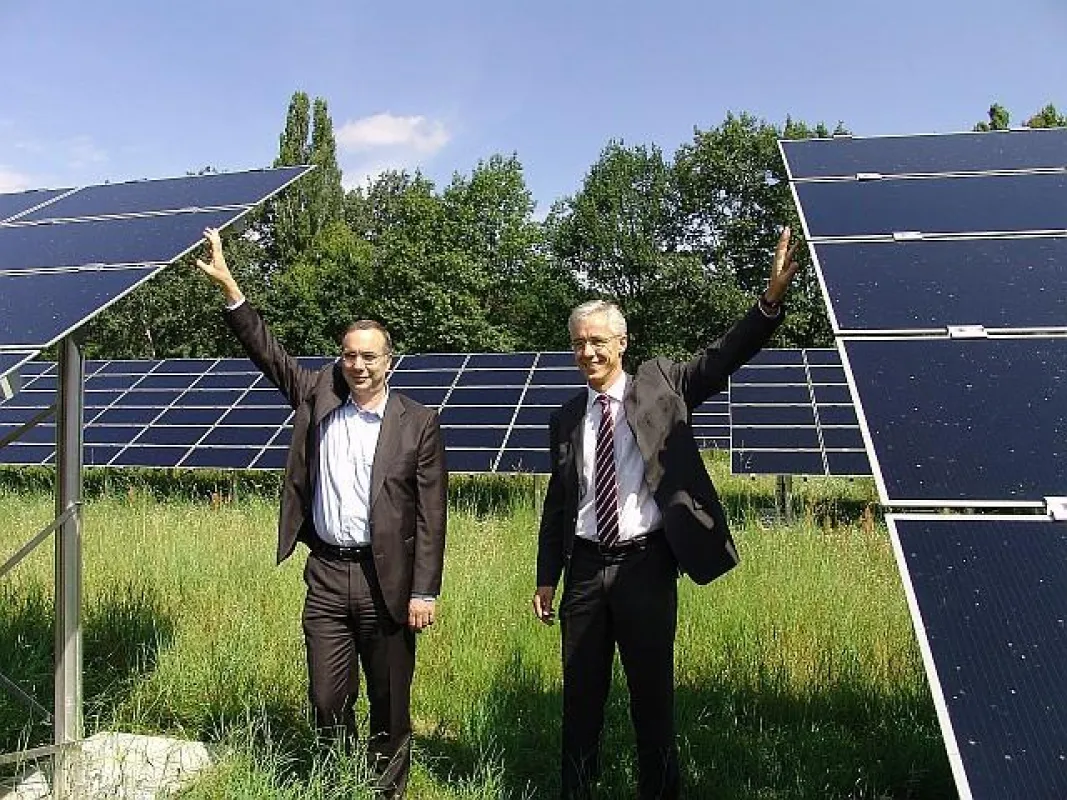 Senator Harald Wolf und Jörg Simon, Vorstandsvorsitzender der Berliner Wasserbetriebe weihen Berlins größte Solaranlage ein