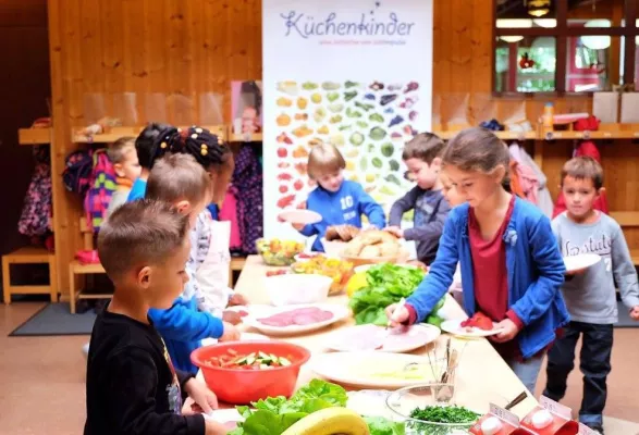 Bild: TV-KOCH FRANK BRUNSWIG & MUSIKER OLIVER MAGER IM EINSATZ FÜR GESUNDE ERNÄHRUNG