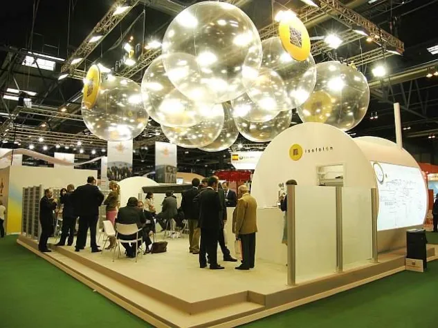 Bild: Isofotón stellt neues Solarmodul auf der Genera 2010 vor