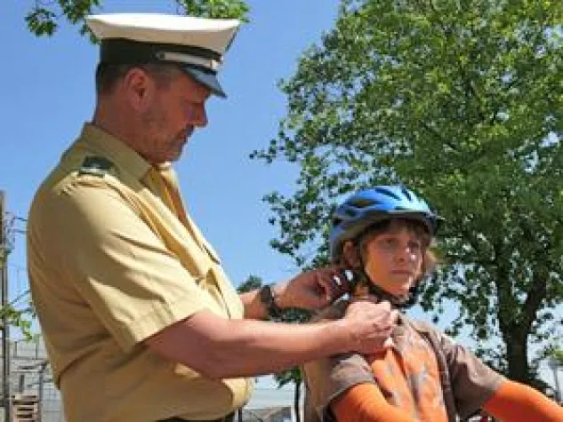 Bild: NRW-Auftakt von "Fahrradhelm macht Schule" - Verkehrswacht wirbt für lebensrettenden Kopfschutz