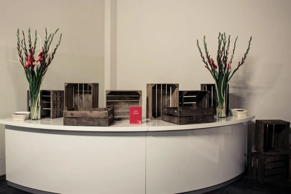 fischerAppelt, live marketing und Party Rent inszenierten den urbanen Industrielook im Umspannwerk.