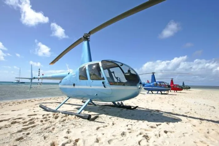 Bild: Whitsundays (Australien): Touristen können zum Hubschrauberpiloten ausgebildet werden