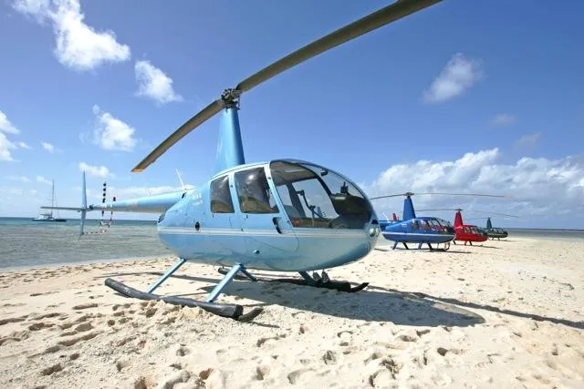 Whitsundays (Australien): Touristen können zum Hubschrauberpiloten ausgebildet werden Bild: Whitsundays (Australien): Touristen können zum Hubschrauberpiloten ausgebildet werden
