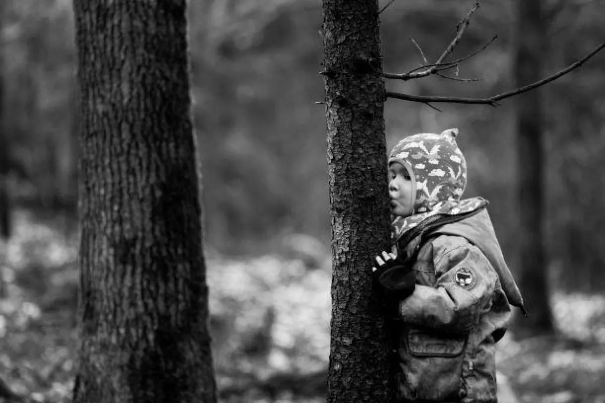 Glückliche Kindheit im Wald
