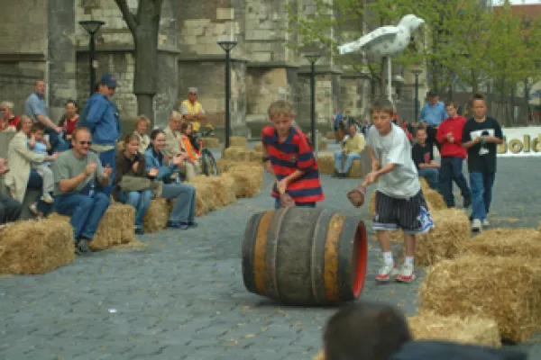 Bild: Bierfassrollen auf dem Ulmer Münsterplatz