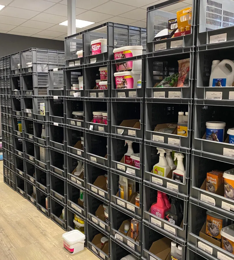 Die recycelbaren Mehrweg-Kommissionierbehälter als Verkaufsregal genutzt. (© Gamma-Wopla & Smart-Flow)