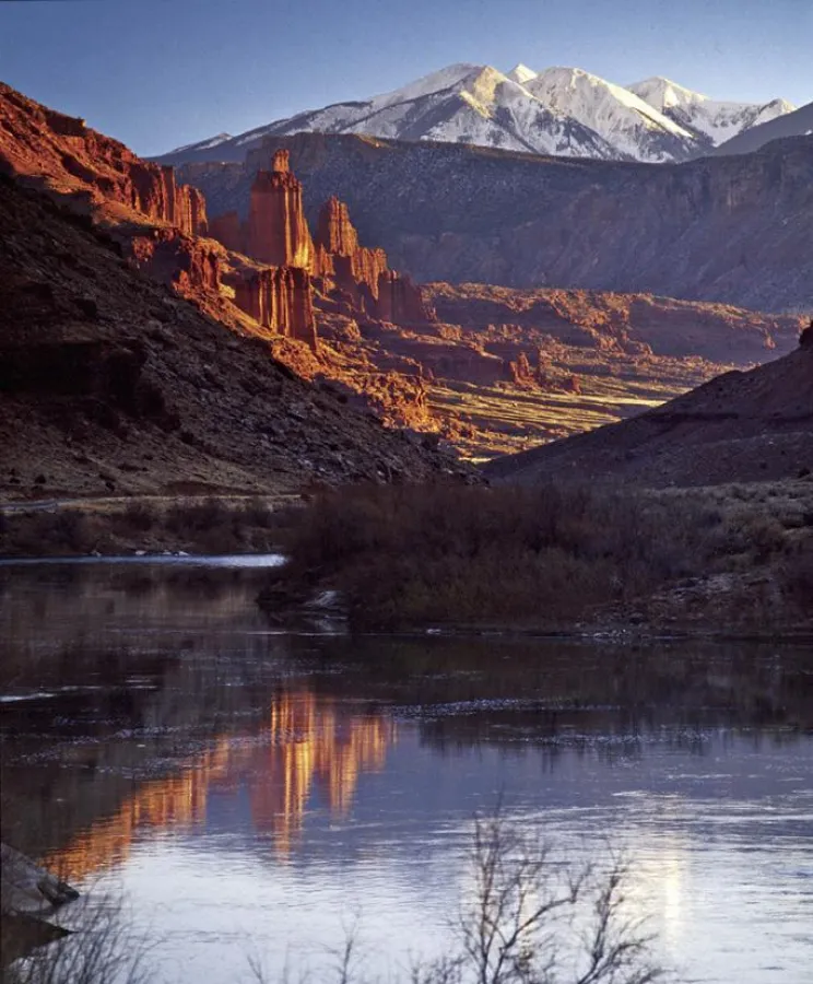 Harmonisch fügt sich der Colorado River Scenic Byway im Hintergrund in die Landschaft ein