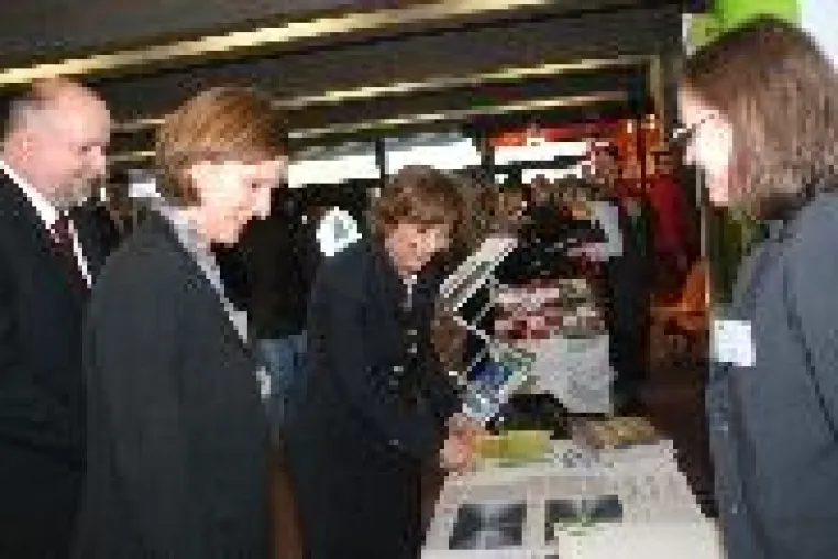 Beziehungen zu Osteuropa als Mittel gegen die Krise-Hochschulmesse bringt Studierende und Unternehmen zusammen Bild: Beziehungen zu Osteuropa als Mittel gegen die Krise-Hochschulmesse bringt Studierende und Unternehmen zusammen