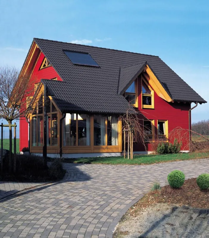 Mit der so genannten diffusionsoffenen Öko-Holz-Ziegel Massivwand spricht Bien-Zenker vor allem Bauherren mit Sinn für natürliche Baustoffe und einem klaren Bekenntnis zu wohltuendem Wohnen an.