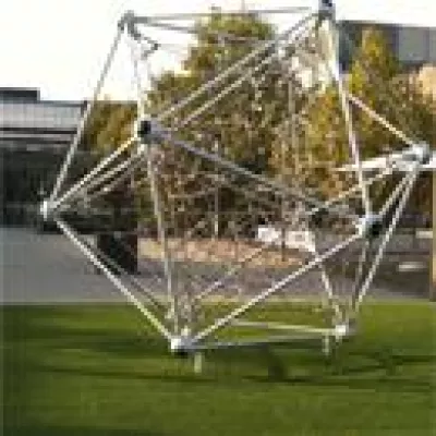 Bild: Der Kunstrasen - gleichzeitig ein Fallschutz