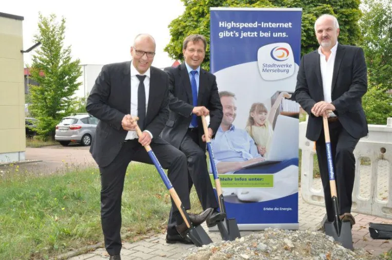 Bild: Erster Spatenstich – Stadtwerke Merseburg beginnen mit dem Breitbandausbau