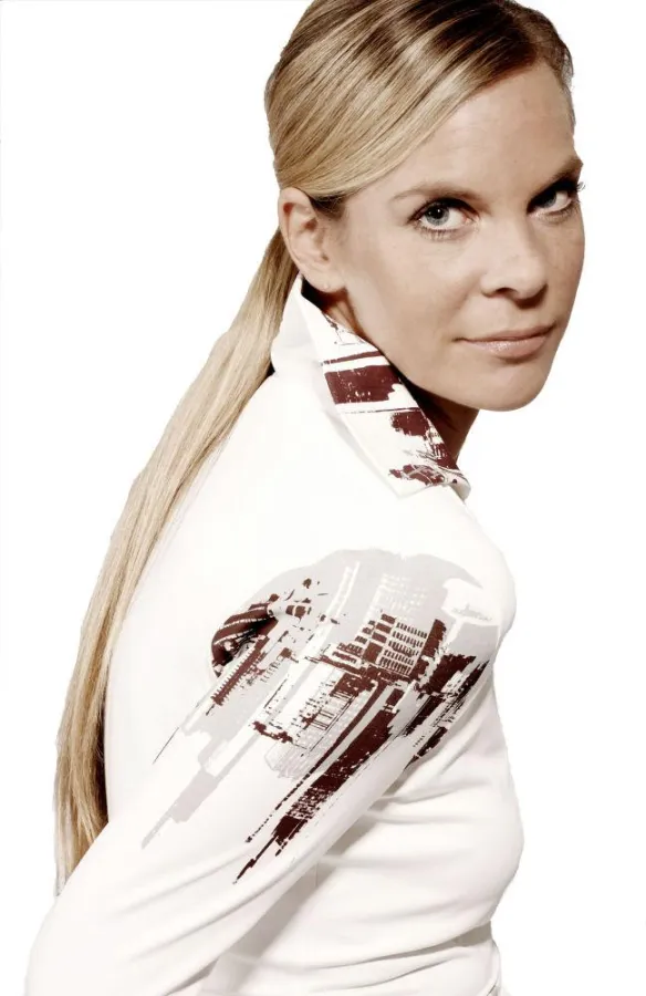 V-Shirt mit Künstlersiebdruck aus der Kollektion mutare