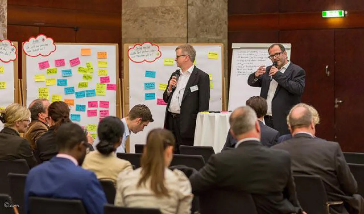 Austausch zwischen Personalverantwortlichen auf dem 1. HR-Summit Logistik & Mobilität