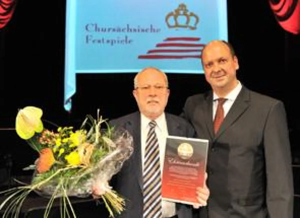 Dr. Lothar de Maizière und GMD Florian Merz bei der Urkundenübergabe im König Albert Theater