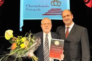 Dr. Lothar de Maizière wird Ehrenkünstler im König Albert Theater Bild: Dr. Lothar de Maizière wird Ehrenkünstler im König Albert Theater