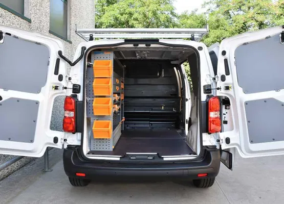 Bild: Ein Ausstellungsfahrzeug mit StoreVan Einrichtungslösung bei einem Autohändler zu sehen.