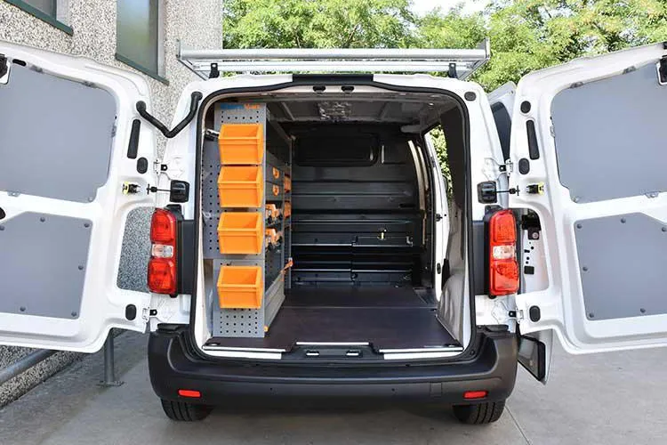 Ein Ausstellungsfahrzeug mit StoreVan Einrichtungslösung bei einem Autohändler zu sehen. Bild: Ein Ausstellungsfahrzeug mit StoreVan Einrichtungslösung bei einem Autohändler zu sehen.