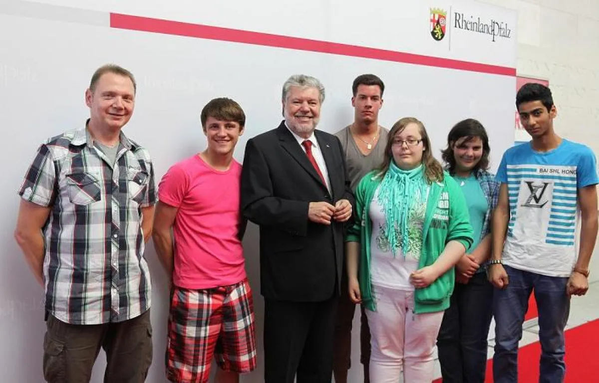 Die Binger BvB-Teilnehmer mit FAW-Lehrkraft Jörg Hadzik (links) treffen den rheinland-pfälzischen Mi