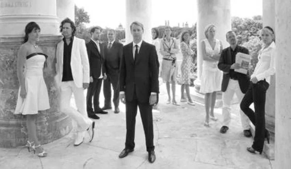 Luxusmarken, eine professionelle Versuchung für Agenturchef Rupert Wild und Mitarbeiter (v.r.n.l.): A. Kalachnikowa, R. Kopka, A. Angermaier, J. Antoine, S. Heiliger, C. Rümmer, M. Köster, M. Hemmerle