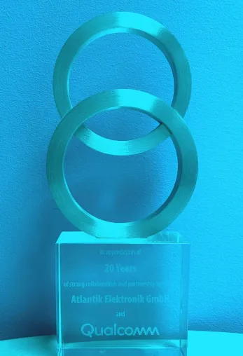 20 Jahre Partnerschaft: Atlantik Elektronik erhält bedeutende Auszeichnung von Qualcomm Bild: 20 Jahre Partnerschaft: Atlantik Elektronik erhält bedeutende Auszeichnung von Qualcomm