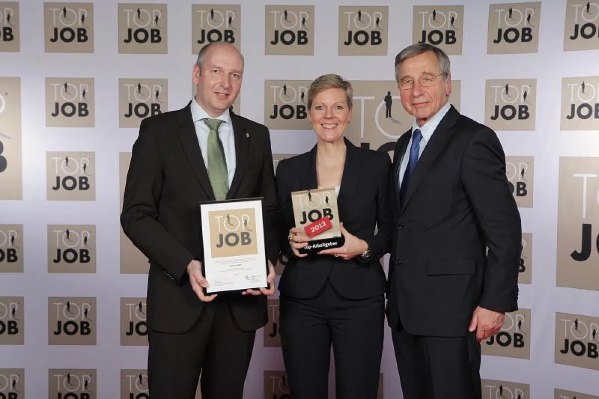 v.l.n.r.: Bernd Hesse und Stephanie Philipp, maihiro GmbH, mit Wolfgang Clement