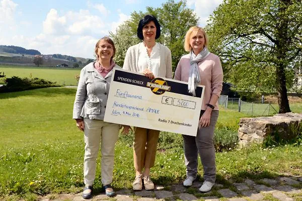 Radio 7 Drachenkinder unterstützen mit 5 000 Euro die ambulante Kinderhospizarbeit AMALIE Bild: Radio 7 Drachenkinder unterstützen mit 5 000 Euro die ambulante Kinderhospizarbeit AMALIE