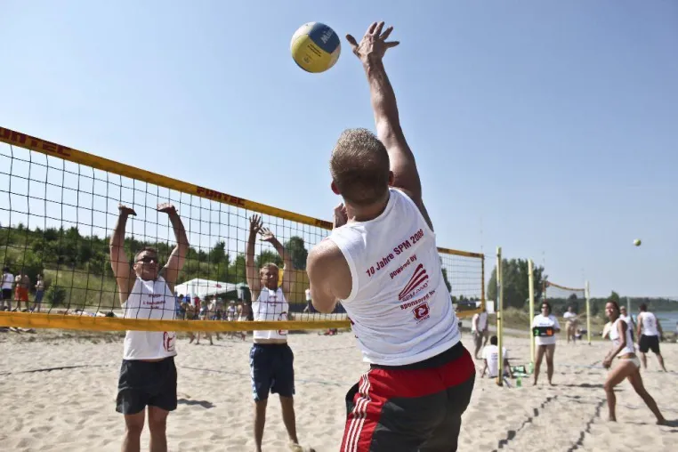 Bild: 5. Beachvolleyball-Turnier im glühend heißen Sand