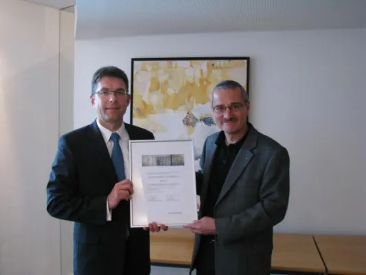 Bild: 1. Platz bei Währungskrediten ermöglicht der Rüsselsheimer Volksbank großzügige Spende