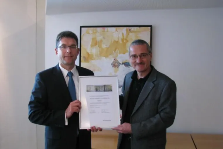 Bild: 1. Platz bei Währungskrediten ermöglicht der Rüsselsheimer Volksbank großzügige Spende