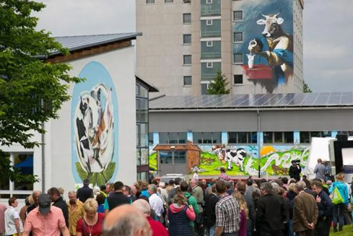 Bild: Fliegende Kühe, bunte Milch und Kunst am Bau