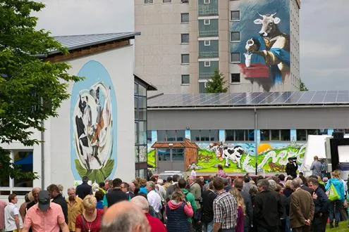 Fliegende Kühe, bunte Milch und Kunst am Bau Bild: Fliegende Kühe, bunte Milch und Kunst am Bau