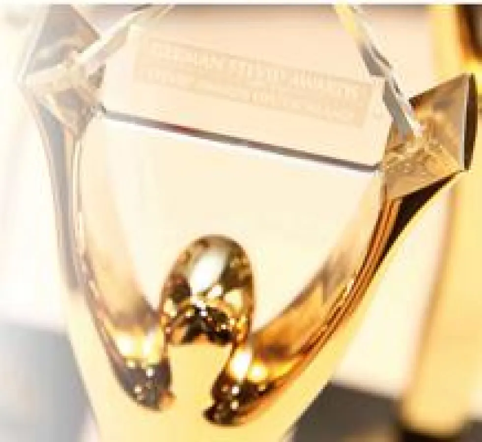 Die Auszeichnung: Die goldene Stevie Awards Trophäe