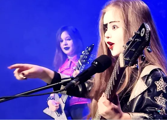 Bild: 5-jähriger Lohengrin Rocks und 8-jährige Xena Morgana rocken Konzert in Salzburg